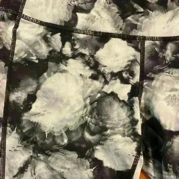 Athleta Chaturanga Grey and White Floral Legging - Picture 3 of 8